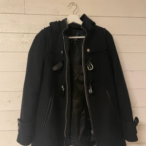 Jacka från zara - Fin jacka från zara, samma material som en kappa. Den har luva, finns även en päls till om man vill ha det.  Hör av dig om du har några frågor💗