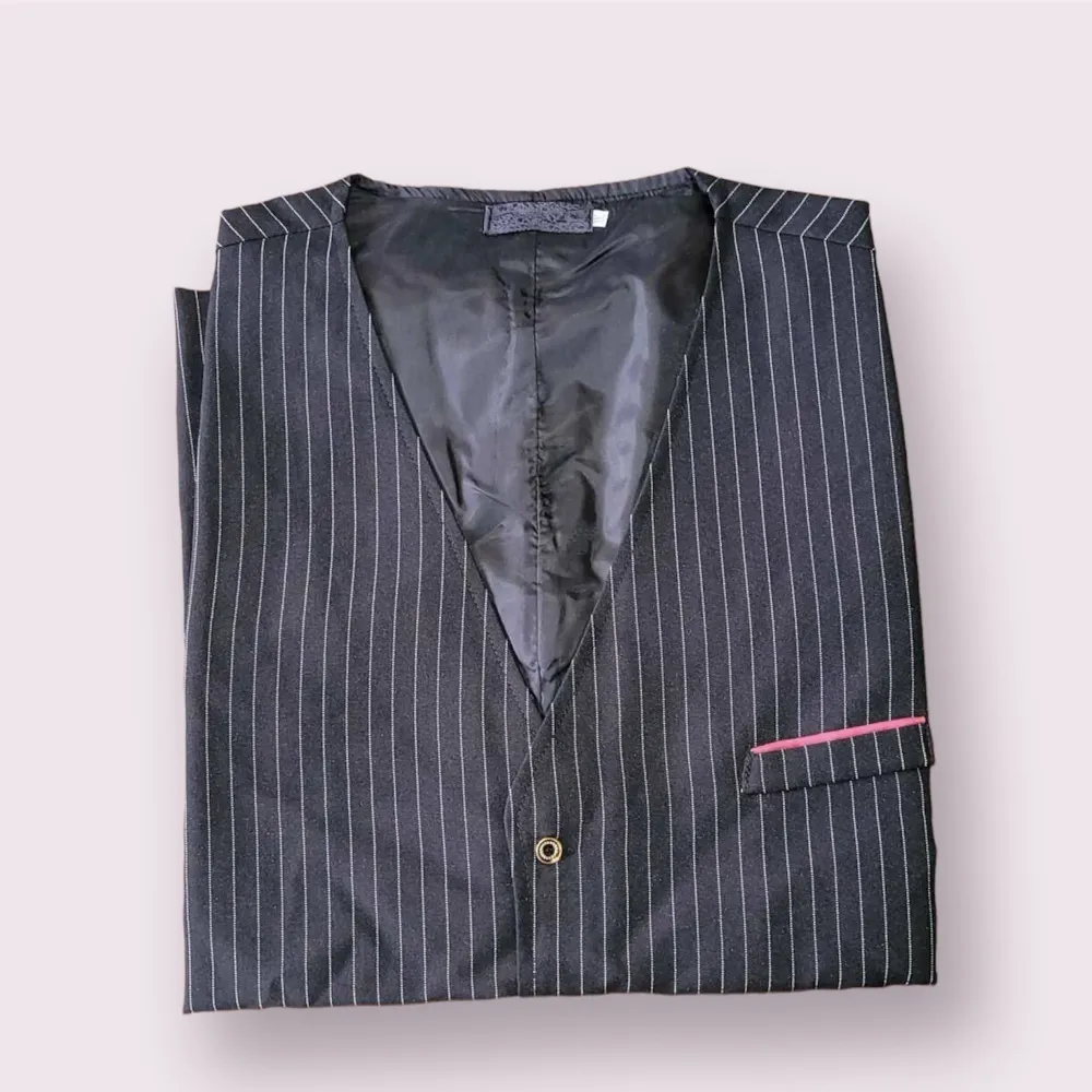 En en svart kostym väst  med klassisk italiensk vit pinstripe still.  Storlek: XL (känns som L) Skick: Som Ny . Kostymer.