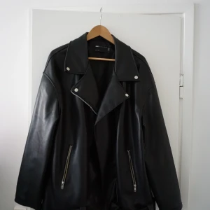 Skinnjacka - Skinnjacka från Asos. Använd fåtal gånger, bra skick. Frakt ingår i pris.  Allt jag säljer vill jag bli av med innan den 20/11 då jag flyttar utomlands, pruta på och om ni vill ha fler saker kan jag lösa paketpris💯