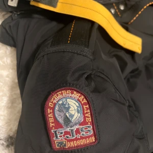 Longbear parajumper - Fint skick, välskött i storlek 34.  Kan tänka mig gå ner i pris