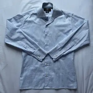 Blå & vit randig skjorta i en lite mjukare och skönare material. Den är 10/10 skick har använts sällan och fåtal gånger. Storlek S/M