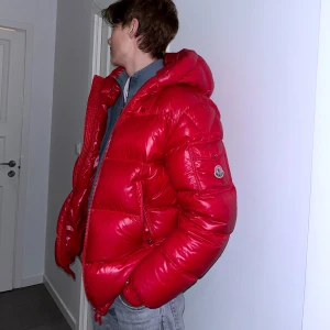 Snygg röd moncler jacka - Min killes snygga moncler jacka som jag hjälper att sälja. köpt på NK föra vintern nypris 12399 så självklart äkta, kvitto finns tyvärr inte men går att scanna osv❤️