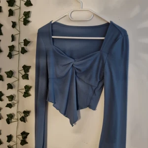 blå topp - fin, blå sommar topp. Har stått i min garderob ett tag för att jag inte använder den så ofta. 