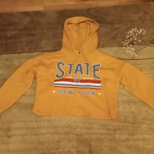 Really good looking sweatshirt for all events. - The sweatshirt is probably been worn like 5 time.