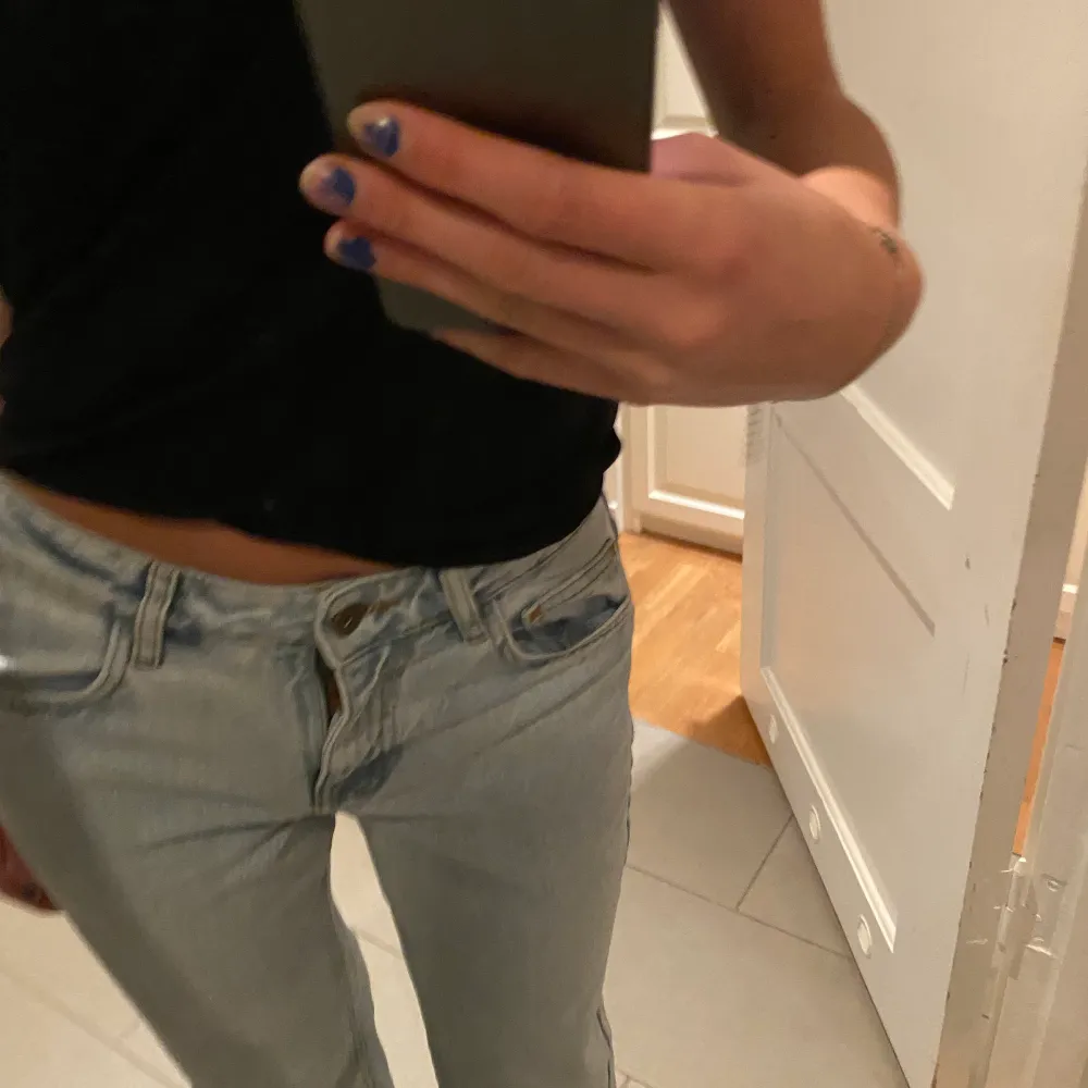 Ljusblåa jeans köpta på asos från märket collusion. Medelhög midja, raka och lite korta för mig som är 1,69. 💙aldrig använda och en lapp sitter kvar!. Jeans & Byxor.