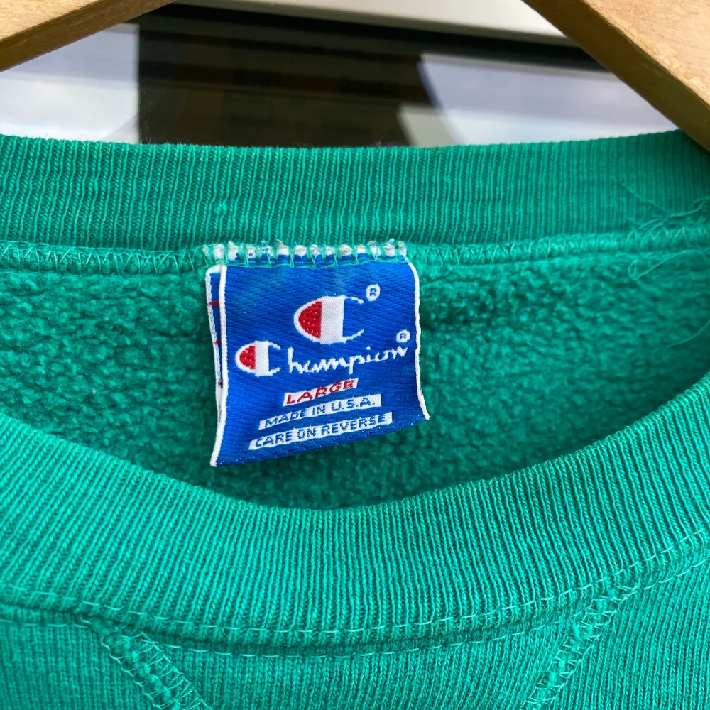 Jättefin grön tröja från Champion, vintagestil med lite oversized i storlek. Sitter som en smäck och är sparsamt använd! . Hoodies.