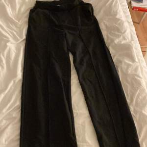 Säljer ett par svarta kostym liknande mjukisbyxor i svart från stradivarius med fickor. Jag som själv brukar bära s/m storlek skulle säga att byxorna snarare sitter som en xs. Det är använda ett fåtal gånger så i ganska så bra skick. 