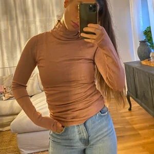 H&M tröja - Glansig H&M tröja som jag knappt använt. I färgen beige/brun.