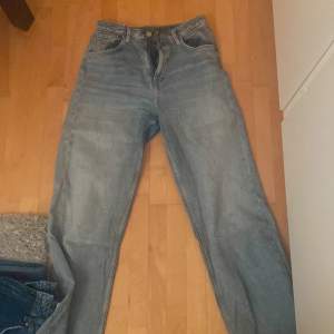 Jeans från hm, för korta för mig som är 1,70 säljes därför. Barnstorlek men passar mig i övrigt som är s-m förutom längden. 