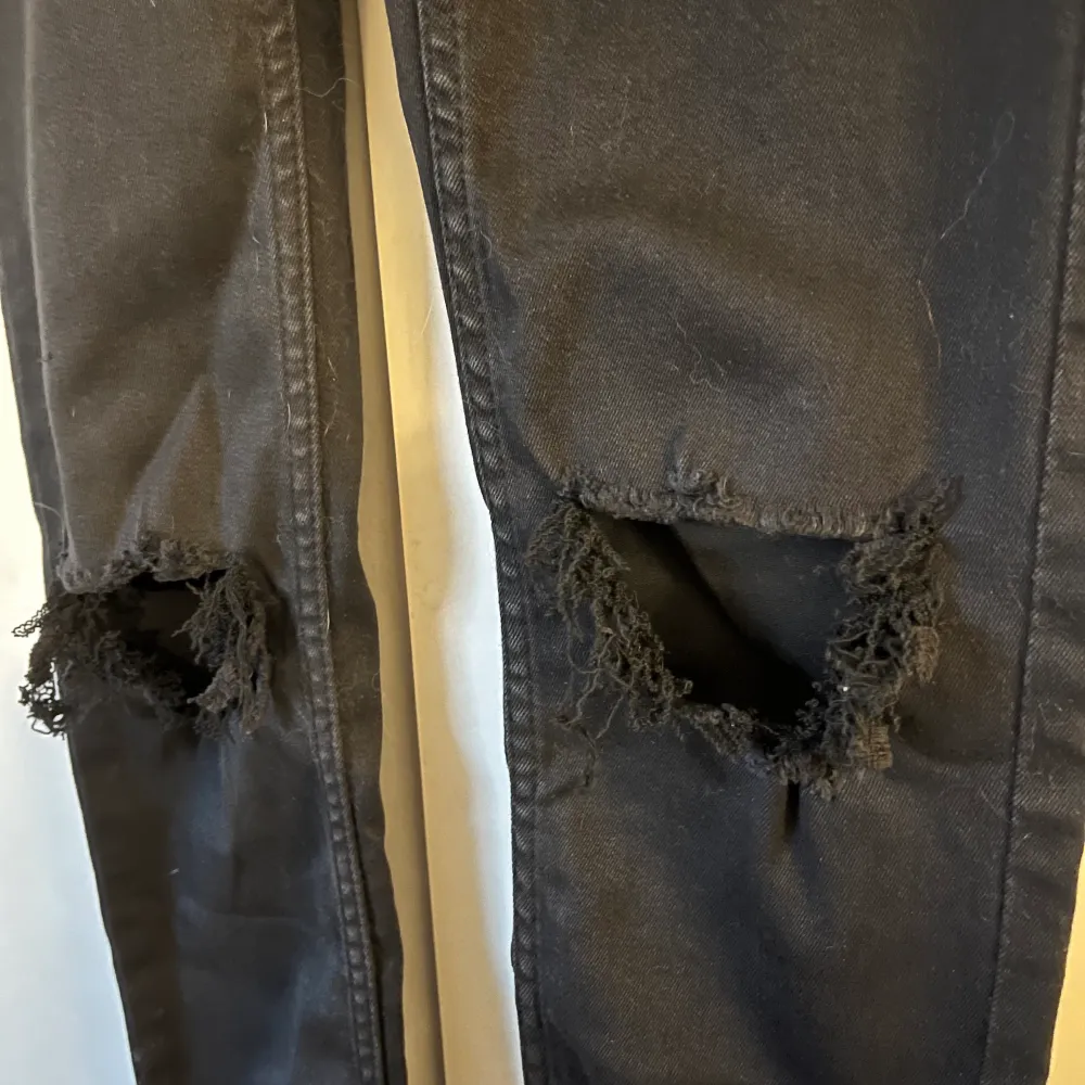 Svarta jeans från lager 157 med hål på knäna, oanvända Frakt tillkommer . Jeans & Byxor.