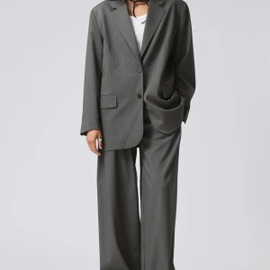 Grått kostymset!! - Säljer detta nästan oanvända kostymsettet för 750 kr tillsammans! (Spara 500 kr!!!)  Blazer storlek 38 Byxor storlek 36