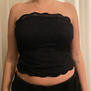 Topp - En svart vintage topp i spets från H&M  Inga defekter  Storlek M, passar S