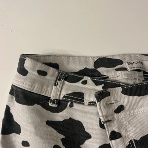 Bershka  - Snygga cow mönstrade byxor storlek 36 men funkar som 34 också 