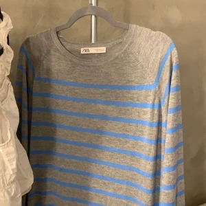 Randig tröja  - Blå grå randig tröja från zara, storlek m men ganska liten i storleken