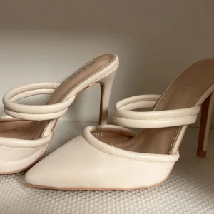 Beige klackar - Aldrig använda 