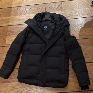 Canada goose jacka  - Canada goose jacka  Utan päls Nypris: 9300kr Bra skick Köpt för 2 år sedan Pris kan diskuteras