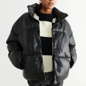 Pu jacka - En vinterjacka från nakd i storlek 34. Sparsamt använd och inga defekter💓 säljer då jag är sugen på nått annat. Köptes för ca 799kr! Kan fixa fler bilder men är inte hemma just nu😁