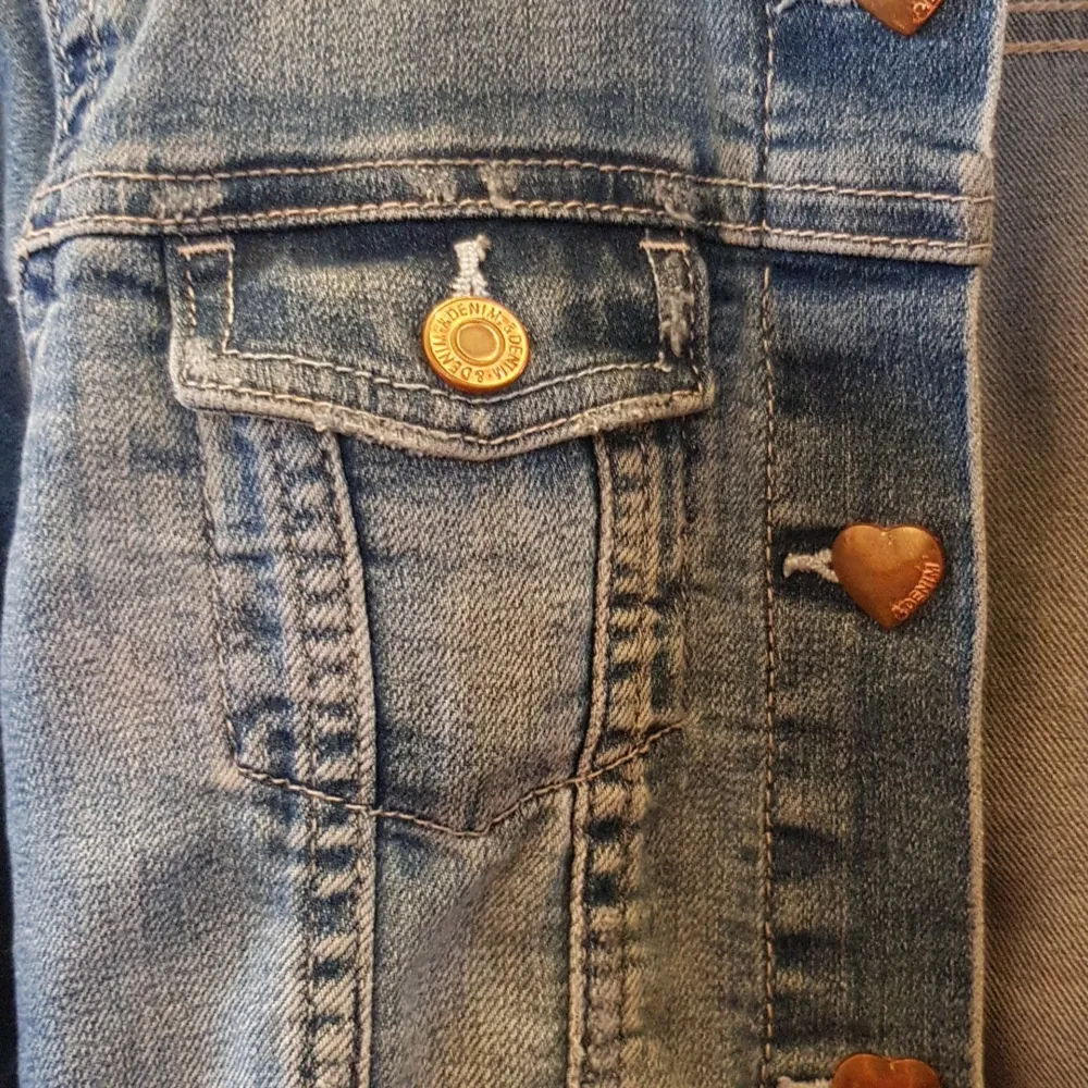 Detta är en cool jeansjacka med söta detalier ex hjärtknappar och nästan helt  oanvänd!  Kanske någo till din lilla syster, passar 7-8 åringar . Jackor.