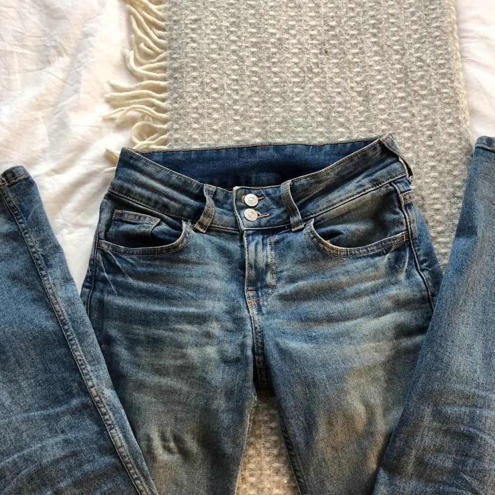 Lågmidjade jeans, inga skador! Midjemåttet: 35 innerbensmåttet:79, storlek 34 men dem är ganska stretchiga!!⚠️TRYCK EJ PÅ KÖP NU, jag kollar frakt om du vill köpa⚠️ köp direkt:450kr. Jeans & Byxor.