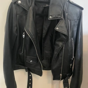 Skinnjacka  - Skinnjacka från zara i bra skick utom slitnad vid kragen men det syns inte vid användning 