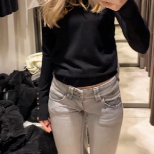 Pepe jeans - Säljer nu ett par pepe jeans då de var för små❤️Jättebra skick, nypris är 999kr💞Mitt pris är 650kr då de är som nya❤️självklart är priset diskuterbart! Är även öppen för byten❤️