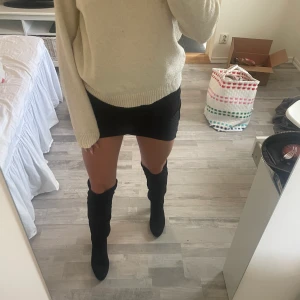 Tamaris boots - Jättesnygga boots! kommer tyvärr ej till användning och därför säljer jag dem💕 de är i bra skick och ifrån Tamaris i strl 38, de passar mig som har strl 38-39. Skriv privat för fler bilder! 