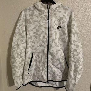 nike - S-M ,Knappt andvänd & Helt ny.