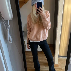 Kashmir tröja - Säljer denna rosa Kashmir tröjan i 100% Kashmir  super skön och perfekt till vintern och hösten