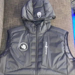 sail racing väst  - säljer nu min sail racing väst pågrund av att jag är i behov av pengar  västen är strl XL men sitter mer som en L