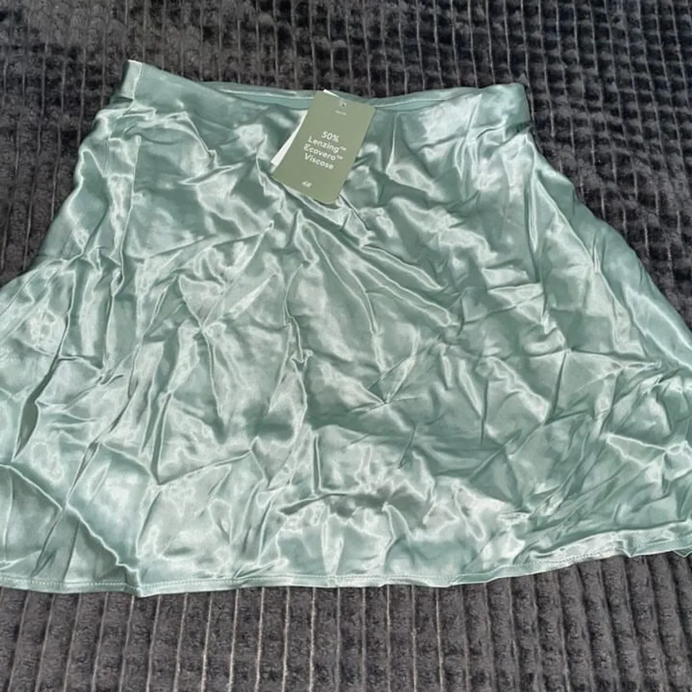 ag säljer den här fina och glansiga kjolen för 150kr. Den är oanvänd, man kan ha den på klubb och en dag ut med sina vänner. Den är storlek S. Mer frågor ställs i dm. :). Hameet.