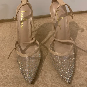 Glittriga klackskor - Jätte fina glittriga klackskor från Lulu’s. Helt oanvända. 