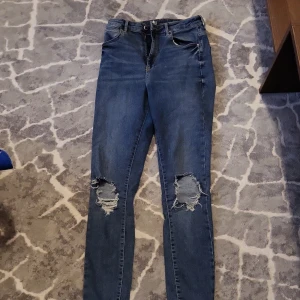 Jeans  - Sköna jeans nes hål i knäna 