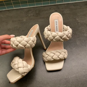 Steve Madden klackar - Helt oanvända Steve Madden klackar i den beigea färgen. Helt oanvända, endast testade. 💕 säljer då dom är för stora för mig 
