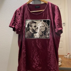 Vinröd Limitato t-shirt  - Storlek S/M