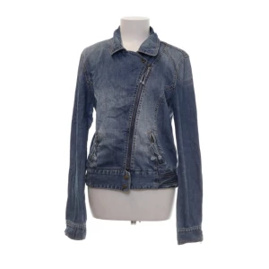 Jeansjacka - Cool jeansjacka, passar xs-m beroende på hur man vill att den ska sitta❤️ samma modell som sista bilden när den är öppen