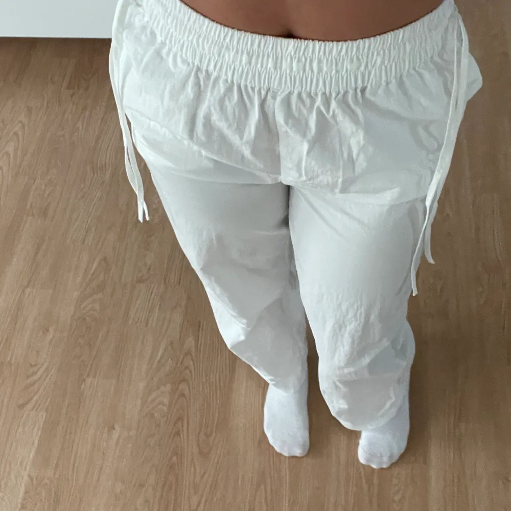 Vita ”cargobyxor” eller vita vida byxor (lite ostryckta), använda Max 5 gånger då de är lite för små i midjan för mig. . Jeans & Byxor.