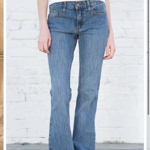 Jeans - Säljer dessa lågmidjade jeans från Brandy Melville då dom inte kommer till användning längre🫶🏻 Dom är lite slitna längst ner men annars i super fint skick. Köpte förra året. Köpta för 400❤️