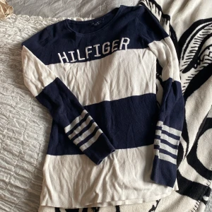 Tommy hilfiger tröja  - Hör gärna av dig för fler frågor och bilder!   