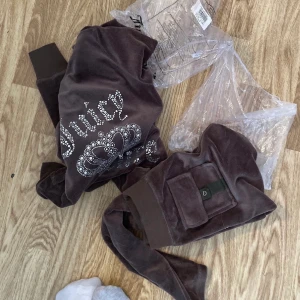 Juicy Couture Tracksuit - Brunt juicy couture set i 2000tals modellen❤️ De är redan packeterade å klara att skickas pga oseriös köpare❣️ 
