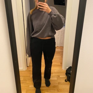 Kostymbyxor - Kostymbyxor i mjukt material. Ifrån Vero Moda i storlek S/32. Nypris 399, säljer för 150 +pris!🖤🖤