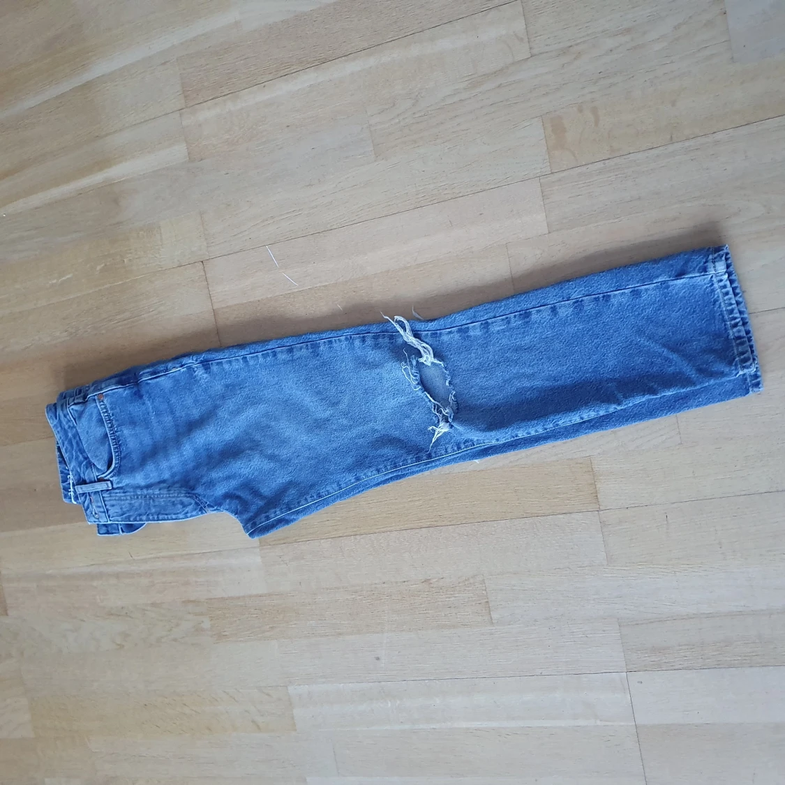 2par jeans med slitningar - 90