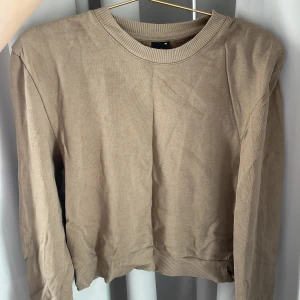 Beige tröja med små axelvaddar 🤍 - För liten för mig!