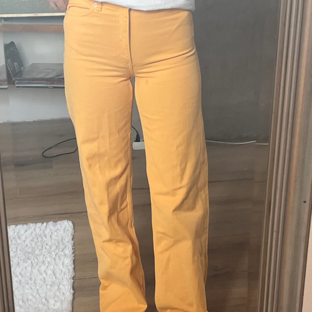 Orangea jeans från weekday i strl 25 Ganska stretchiga och passar mig som vanligtvis har S och är 165🥰🥰. Jeans & Byxor.