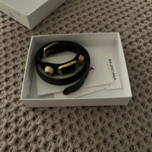 Balenciaga armband  - Nästan helt oanvänt. Tillbehör och allt finns med 💗 