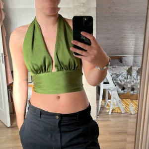 Topp från ginatricot strl 32 - Grön ”silke”topp från ginatricot i strl 32😊