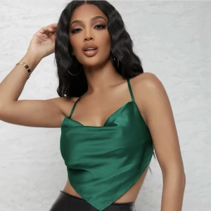 Topp - Aldeog använt. Den är lite stor i storleken.  Är i vanliga fall Xs-s ibland M i vissa fåtal kläder men denna är ganska stor i storleken så den kan passa en som är xs-M skulle jag säga. 