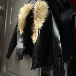 Skinnjacka - Säljer nu min nästan oanvända skinnjacka med päls. Köpt på H&M för flera år sen och har nästan bara legat i garderoben. Så det är ny skick. 