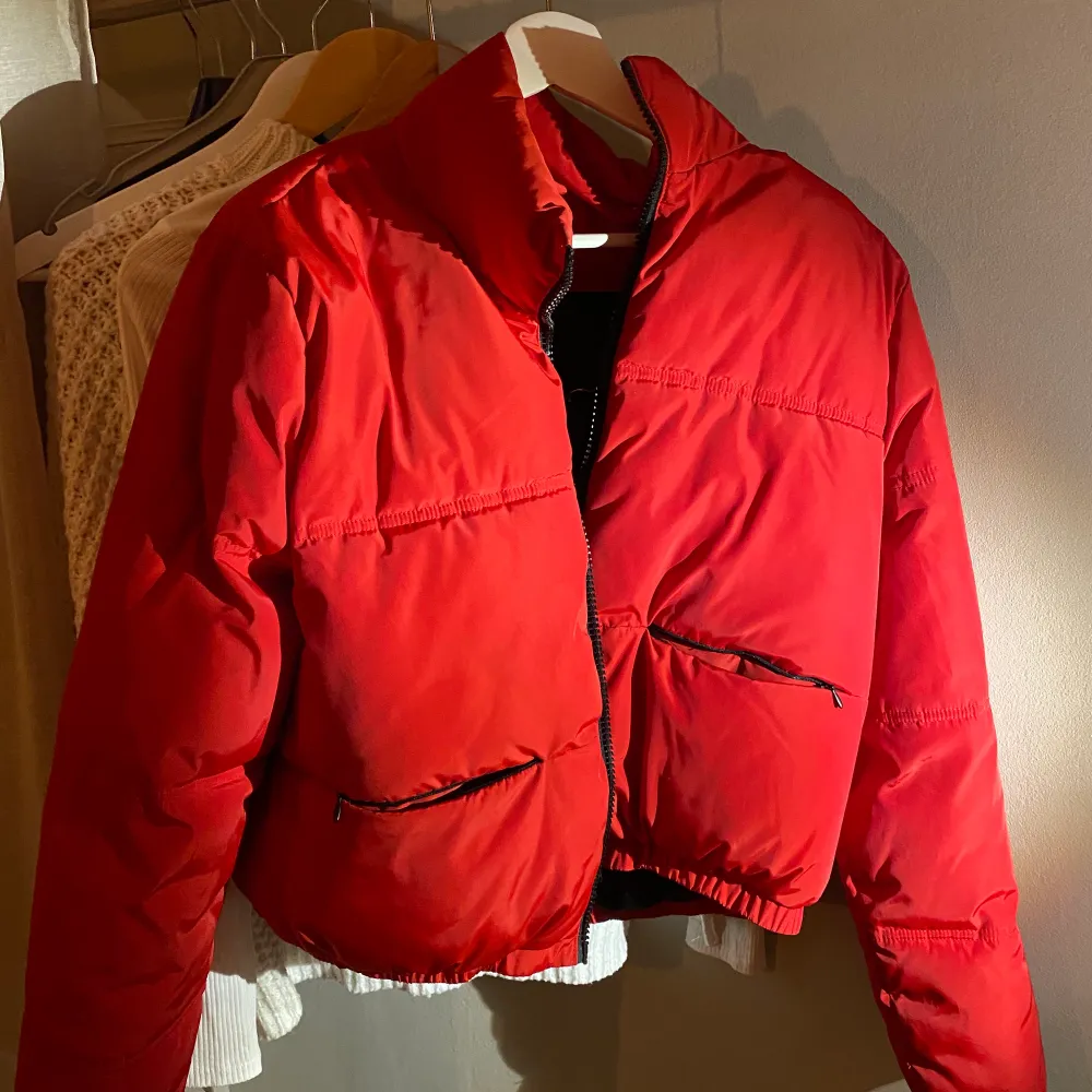 Säljer min kortare röda jacka som tyvärr inte kommer till användning längre men det är inget fel på den❤️ den är varm och fluffig å skön🔥❤️. Jackor.