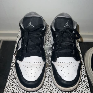 Låga Jordans  - Svart vita låga jordans, fint skick förutom slitage (se sista bild) går att få fler bilder men endast om du tänkt köpa dom🖤
