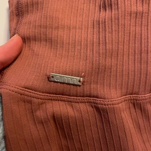 aimn-tights XS - Fint skick! Ribbade, stretchiga, seamless! Vinröda skulle jag säga! Kan skicka fler bilder 😉 bara använd en gång!